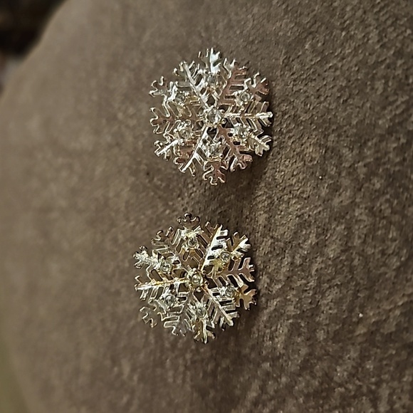 3/$30 VTG Silvertone Rhinestone Christmas Snowflake Post Earrings - Picture 2 of 5